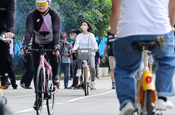今天白天起冷空氣減弱，氣溫略升，西半部晴時多雲，各地高溫上看22度。聯合報系資料照