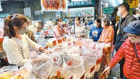 
高市三鳳中街湧現採買人潮，不過店家祭出時薪200元，卻苦嘆找不到工讀生。（柯宗緯攝）
