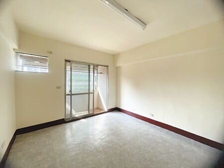 位在高雄市一心二路上的勞工租賃住宅隔成3房2廳1衛,裝潢及內部設計偏老舊,看得出已經有40年屋齡,但吸引人的是月租金僅3500元。(洪靖宜攝)