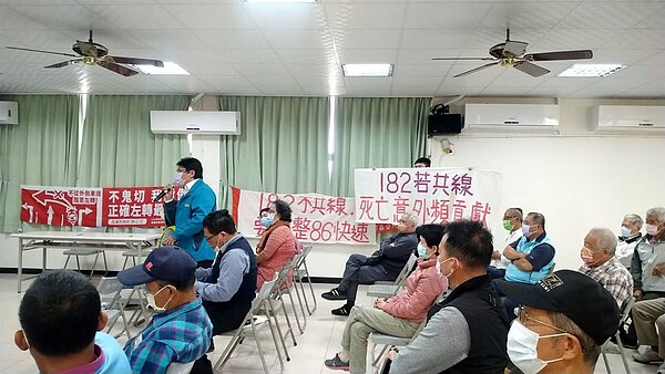 公路總局在高雄內門區舉辦地方說明會,會場掛有「182若共線死亡意外頻貢獻」、「182不共線、要完整86快速」等布條。記者林巧璉/翻攝