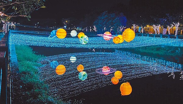 眾所期盼的屏東燈節將於13日點亮璀璨,分別在3大燈區奇幻登場。(屏縣府提供/林和生屏東傳真)