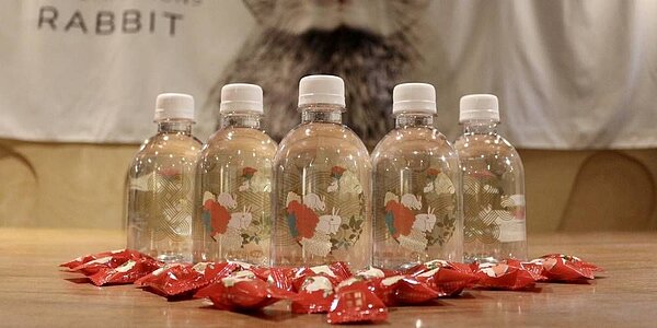 兆豐銀準備52,800瓶「兔送吉祥」發財水、68,888份「兔送吉祥、慶豐年」發財金。圖／業者提供