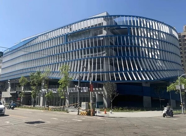 台中市大里區東榮立體停車場，9日8時起實施停車收費，市議員李天生要求發售汽機車月票。圖／議員李天生提供
