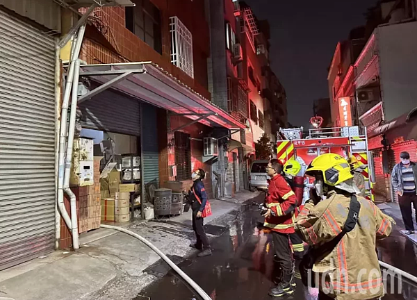 台南市東區東成街201巷內民宅失火,消防員拉水線進屋內滅火。記者黃宣翰/翻攝