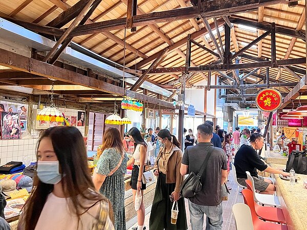 高市府經發局宣布現行的公有零售市場租金減半,以及公、民有市場垃圾清運費全面免收,實施日期自今(112)年1月至6月,盼能紓解攤商經營壓力。圖/高雄市政府提供