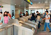 搭捷運也能行動支付！中捷年底將增2付費方式　乘車更便捷