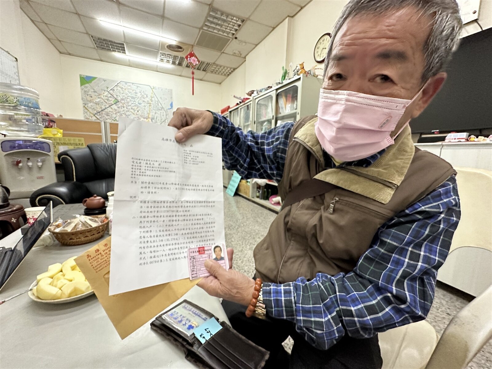 高雄市左營區福山里78歲陳姓老翁今年1月起身心障礙者生活補助年度資格註銷並停發,他連跑區公所、里辦公室求助。記者王慧瑛/攝影