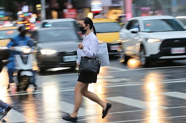 世界又看見台灣!繼CNN報導之後,瑞士外交部官網上出現對台灣旅遊時交通的示警,稱台灣的駕駛在使用馬路時具攻擊性,即使連走在斑馬線上,都有可能意外被撞身亡。圖為中山站商圈穿越馬路行人。記者曾原信/攝影