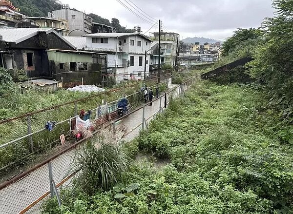台鐵基隆定國街2800坪地荒廢雜草叢生,地方盼活化利用。圖/立委蔡適應服務處提供
