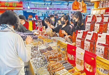 農曆新年將至,民眾採買糖果年貨。(本報資料照片)