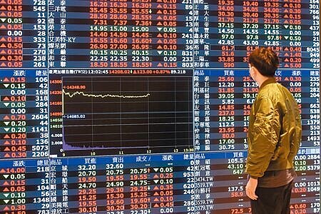 還稅於民普發6000元現金發酵,台股昨有台積電領軍撐盤,加上金融股同步走高,帶動大盤上漲逾百點。圖為上月台股30日封關的大盤走勢。(本報資料照片)