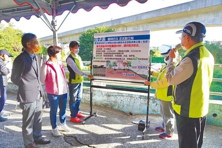 台中筏子溪預計2024年底完成全段整治，立委楊瓊瓔等人5日現勘。（陳淑娥攝）