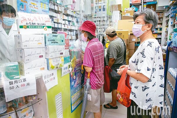 春節連假長達10天,許多醫療院所減少或停止門診、藥品調劑服務,慢箋可提前10天領藥。本報資料照片