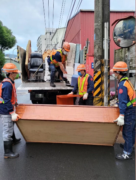 新北市清潔隊員不滿夜點費低於台北市,要求比照為200元。圖/新北市環保局提供