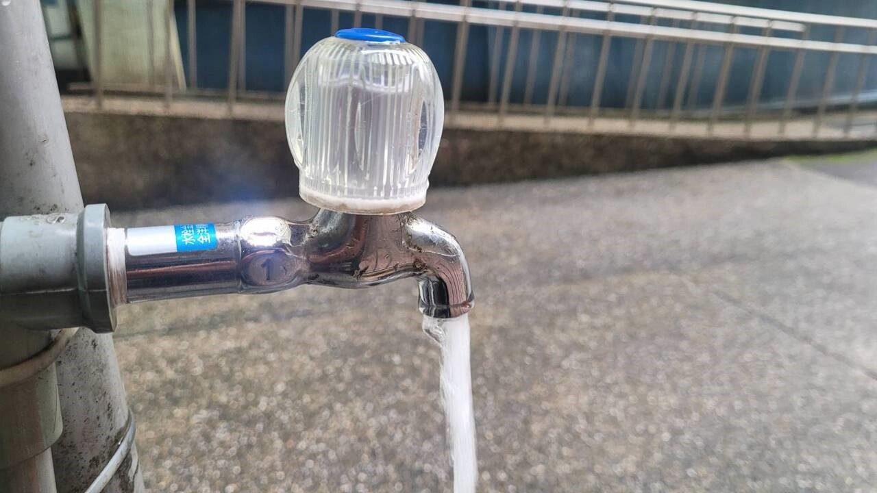 經濟部卻突然在今(6)日發布耗水費徵收辦法,宣布自今年2月1日起,對枯水期單月用水量超過9000度大用水戶開徵耗水費。記者游明煌/攝影