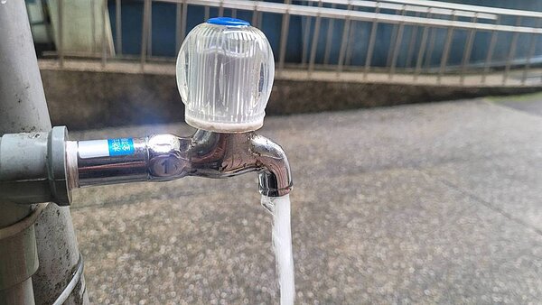 經濟部卻突然在今(6)日發布耗水費徵收辦法,宣布自今年2月1日起,對枯水期單月用水量超過9000度大用水戶開徵耗水費。記者游明煌/攝影