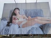 台南純樸農村路旁張掛大幅露點裸女圖引熱議　內情超乎想像