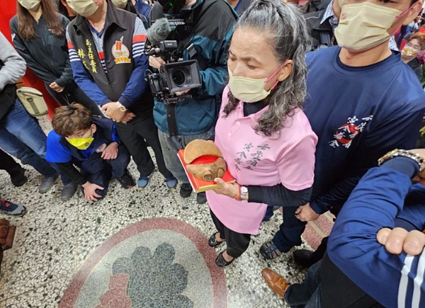 今天下午拱天宮值年爐主擲筊請示媽祖,確認放頭旗、登轎、起駕、到北港、進火、回宮及開爐期程。圖/駱調彬提供