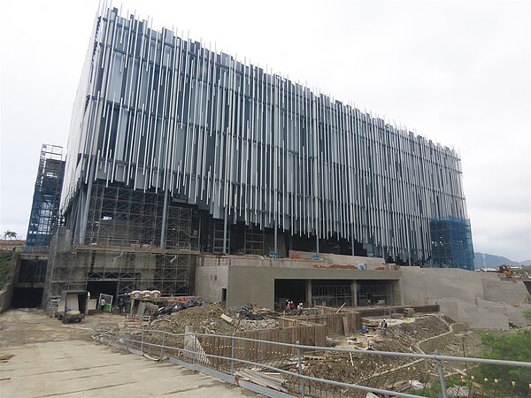 原定去年4月完工的新北市美術館，工程進度到目前為止僅約8成2。記者李定宇／攝影 