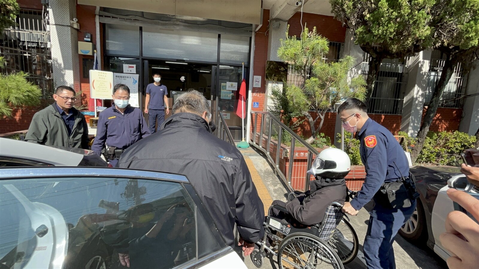 台中市大里陳家三代5口命葬火窟,66歲陳姓屋主經警方詢後,坐輪椅依刑法第173條現住放火罪嫌移送法辦。記者趙容萱/攝影