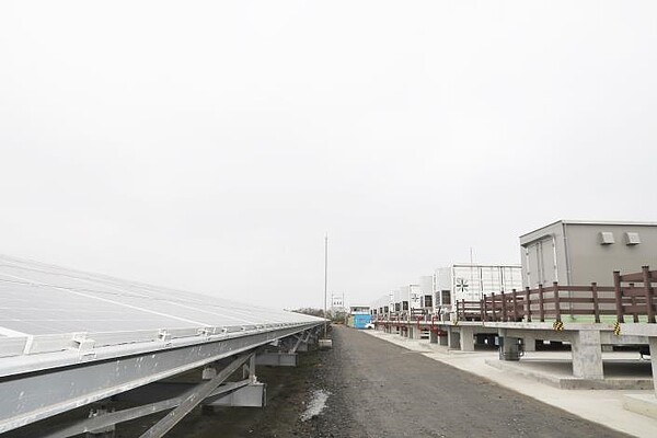 台電公司與聯合再生團隊攜手於台南鹽田光電站打造全台首座純綠能充電之儲能系統，案場總容量達20MW。圖／台南市政府提供