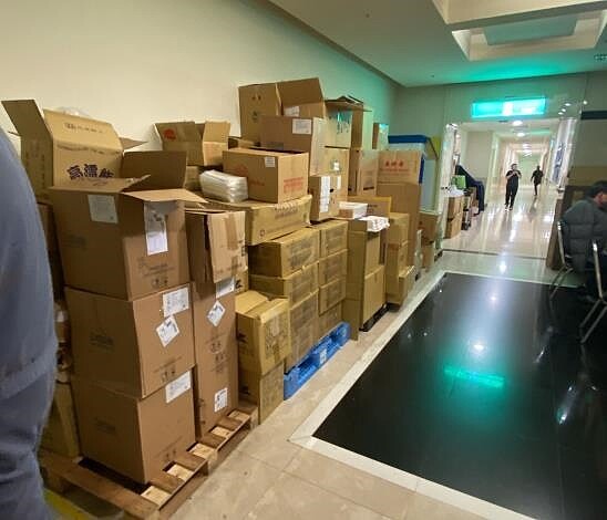 台南市工務局稽查營業場所建築物公共安全,在逃生梯間及走道堆置雜物情形,當場即要求限期改善。圖/台南市政府提供