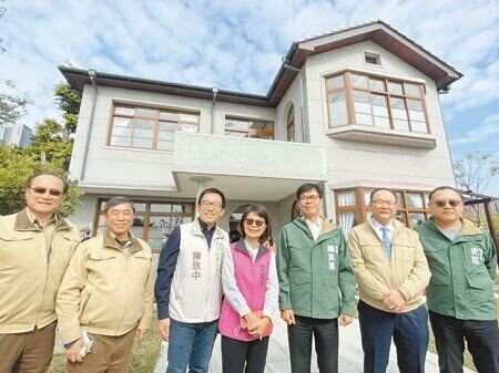 高雄市長陳其邁(右三)、台塑董事長林健男(右二)及民代等人,在台塑王氏昆仲公園內創辦人故居前合影。(洪靖宜攝)
