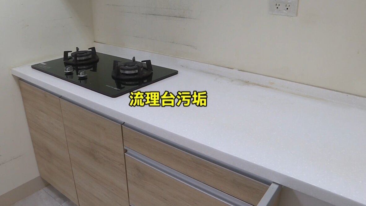 ▼房子內的流理台平面上能見不少汙垢。(圖/東森新聞)