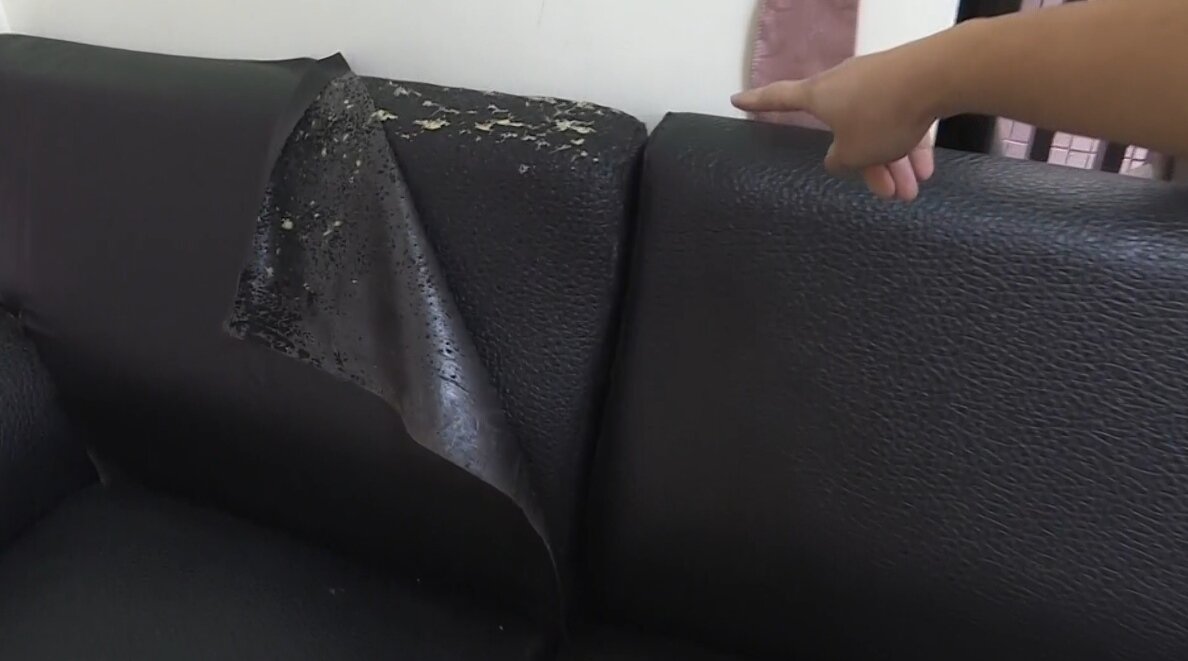 ▼房東抱怨沙發嚴重破損。(圖/東森新聞)