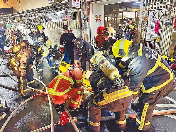 台中市大里區1處住宅傳出火警,僅住在1樓的陳姓屋主幸運逃生,包含屋主妻子、2位兒女及2位孫子等5人皆送醫不治。(台中市消防局提供/潘虹恩台中傳真)