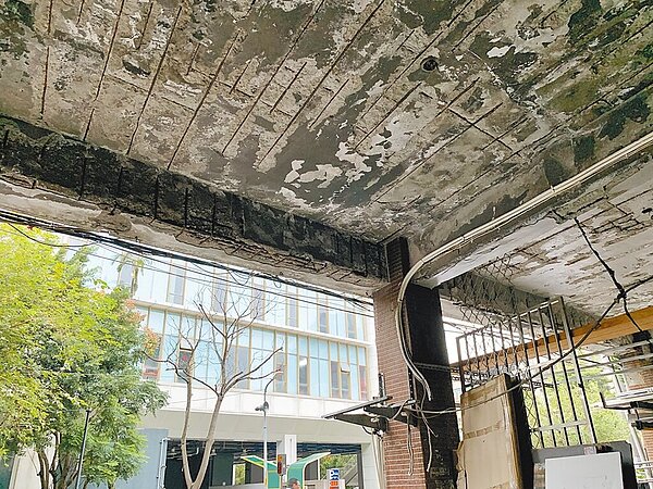 新北市府通過劃定永和頂溪地區為策略更新區,轄內老舊的美麗華、福和戲院都更露曙光。圖為福和戲院現況。(新北市城鄉局提供/葉德正新北傳真)