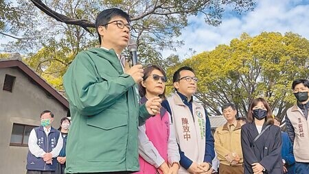 高雄市長陳其邁（左）表示，年節群聚機會增，提醒市民朋友過年前疫苗打好打滿。（洪靖宜攝）