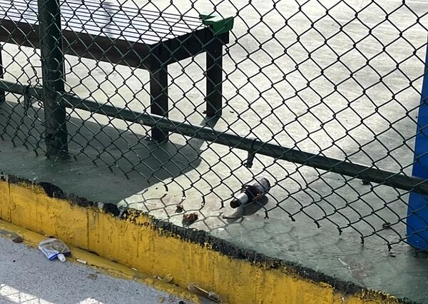 竹山鎮立籃球風雨球場落成啟用半年來,高使用率已產生環境問題,球場周遭充斥著檳榔渣、保力達罐等垃圾。圖/竹山鎮公所提供