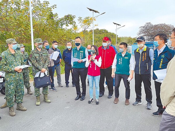 紓解大灣交流道車流量，台南市議員蔡筱薇（中間拿麥克風者）、朱正軒（右三）、立委林宜瑾執行長朱明宏（前排左三）提出解方。圖／蔡筱薇提供／曹婷婷台南傳真