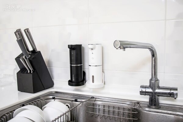 「懶人科技」當道，廚房兩台給皂機一台洗手、一台洗碗！