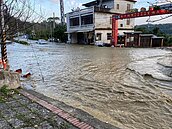管線破裂馬路變汪洋！桃園逾33萬戶緊急停水　明早7點才恢復