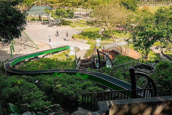 全長28公尺的北台灣首座大型滾輪溜滑梯。圖/新北市政府提供