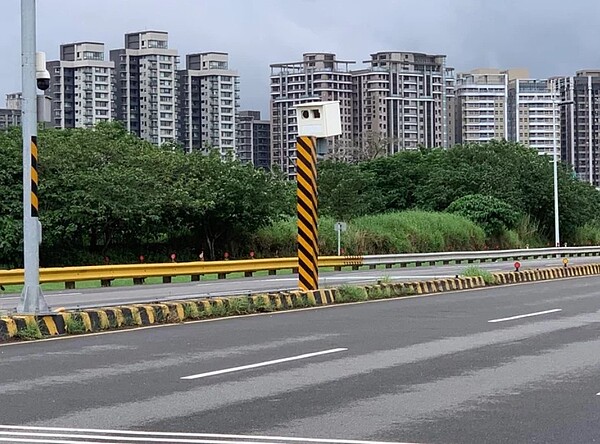 第二名五股區疏洪一路往蘆洲或新莊方向,開出1萬471張罰單,為市庫賺進約1200萬元。圖/新北市交通大隊提供