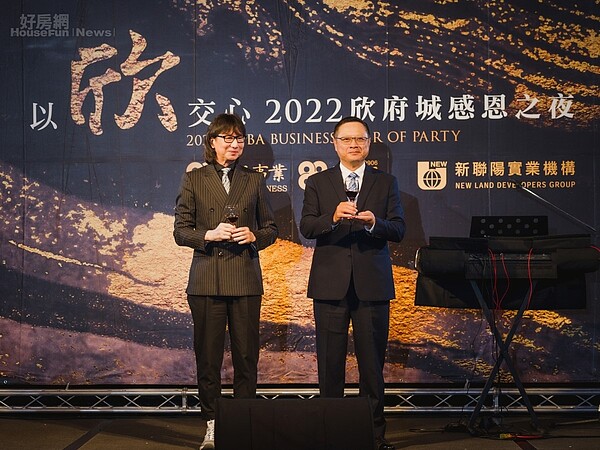 巴巴事業董事長黃烱輝（右）及新聯陽實業機構董事長王志祥（左）