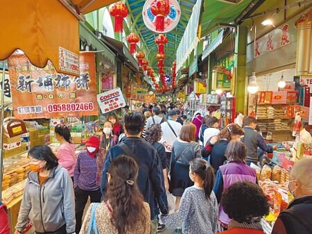 高雄市商圈年度盛事「高雄過好年」系列活動正式開跑，今年商圈人潮明顯增加，三鳳中街約比去年成長3成。（洪浩軒攝）