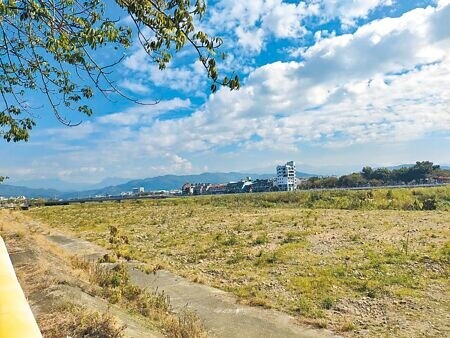 台中大里區十九甲地區人口密集，缺乏停車及綠地空間，立委何欣純7日邀集相關單位、地方民代、里長等人一同會勘，盼爭取堤外河川高灘地再利用。（潘虹恩攝）