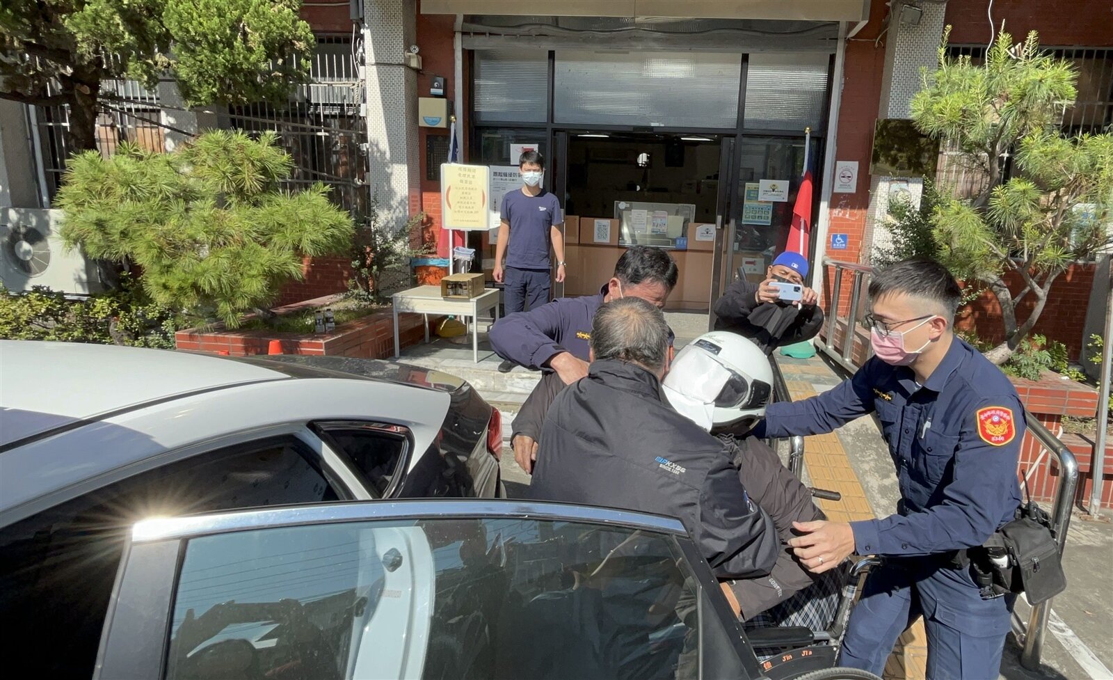 台中市大里民宅昨晨惡火,陳家三代5口命葬火窟,66歲陳姓屋主坐輪椅被移送法辦,今晨以涉放火罪等被裁定羈押。記者趙容萱/攝影