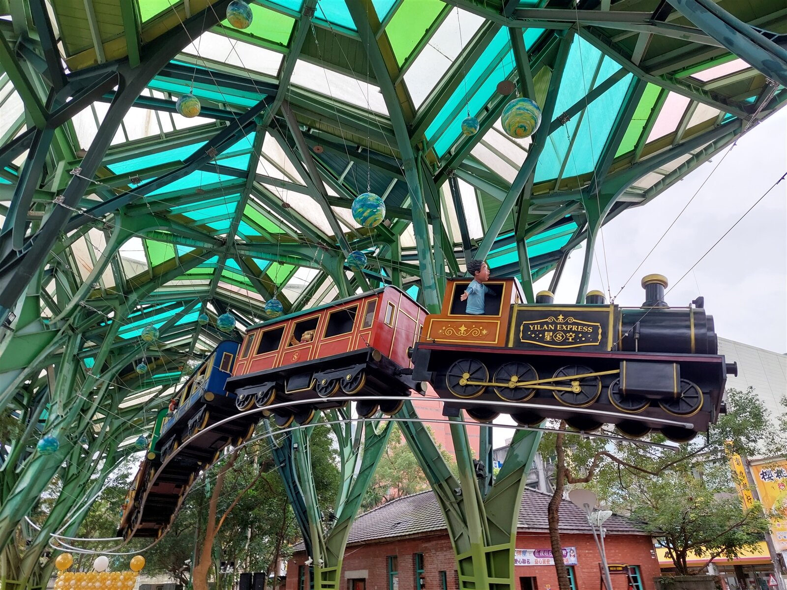 宜蘭「飛天小火車」2.0版採用俗稱玻璃鋼的FRP材質打造,更加堅固耐用。記者陳敬丰/攝影