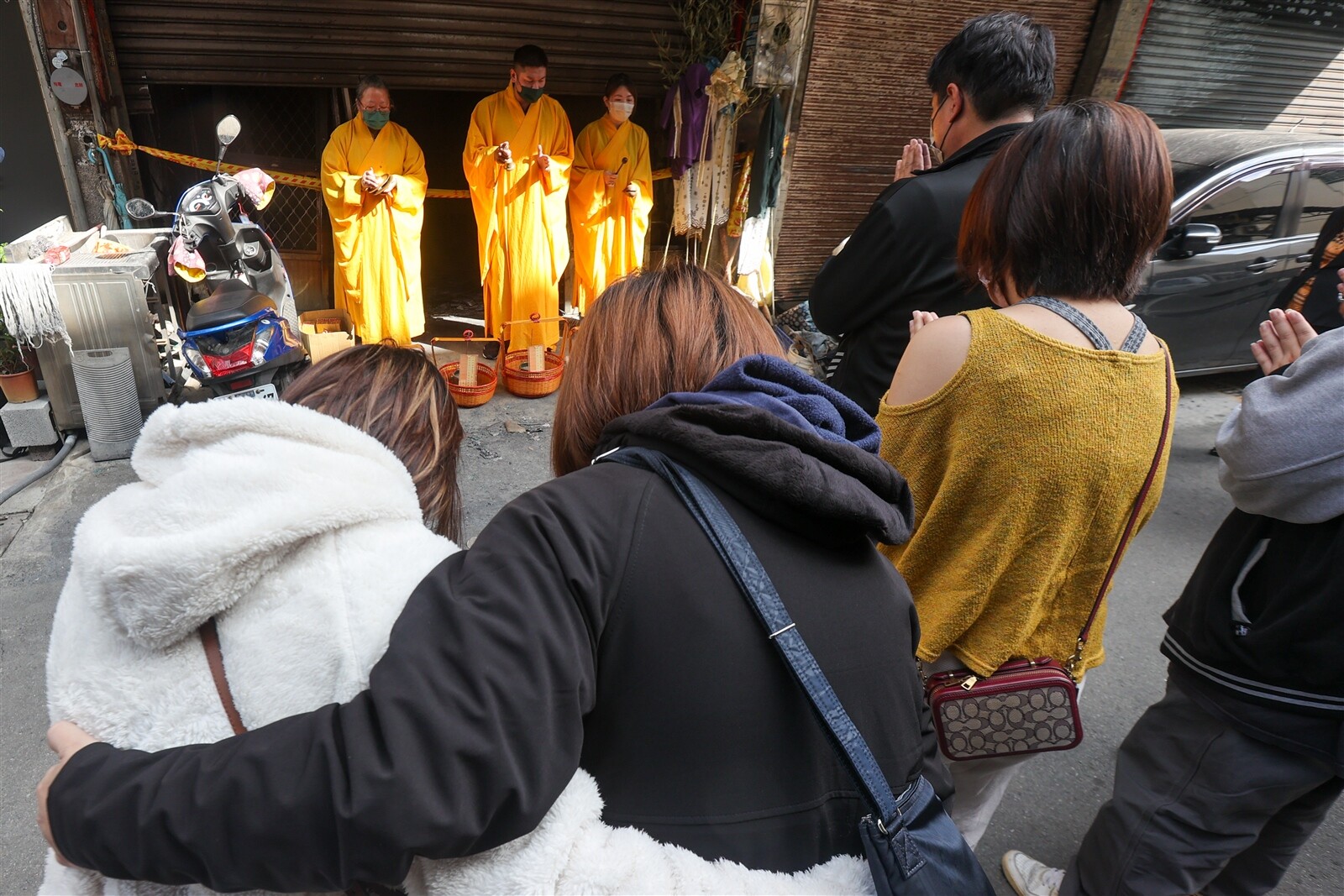 台中市一民宅火警，釀五死悲劇，家屬昨回到火警現場招魂。記者黃仲裕／攝影 