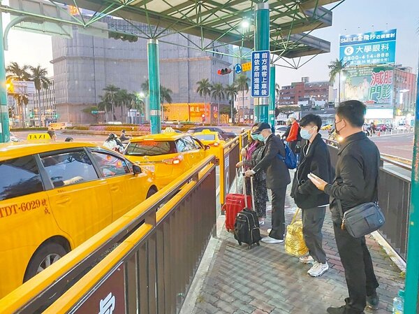 農曆春節將至，民眾關心的台南市計程車運費，將循往例加收50元。（交通局提供／洪榮志台南傳真）