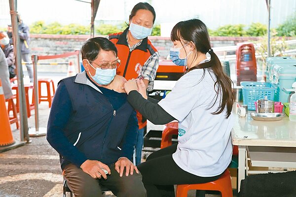 嘉義縣自購23價肺炎鏈球菌疫苗提供65至70歲長者免費接種,昨在各鄉鎮市衛生所同步擴大接種。圖/嘉義縣政府提供