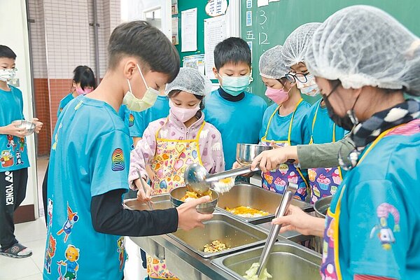 在新竹縣府與合約供貨廠商調度下，學生在9日開始就能吃到第3次石斑魚。新竹縣政府提供／邱立雅竹縣傳真