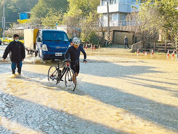 桃園市龍潭區三坑抽水站前,7日上午發生自來水管爆管事故,強勁水勢大量湧出,一度造成附近街道嚴重淹水,民眾經過寸步難行。張肇良提供/蔡明亘桃園傳真