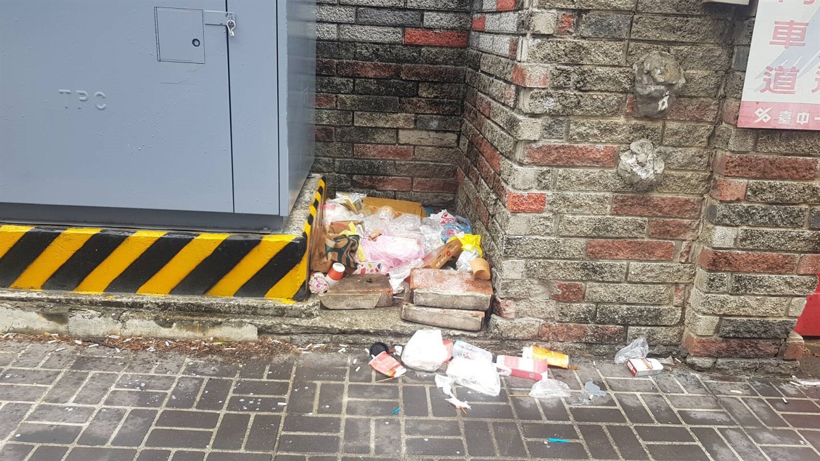 一中商圈垃圾堆放嚴重,假日增2處垃圾收集點。圖/台中市府提供