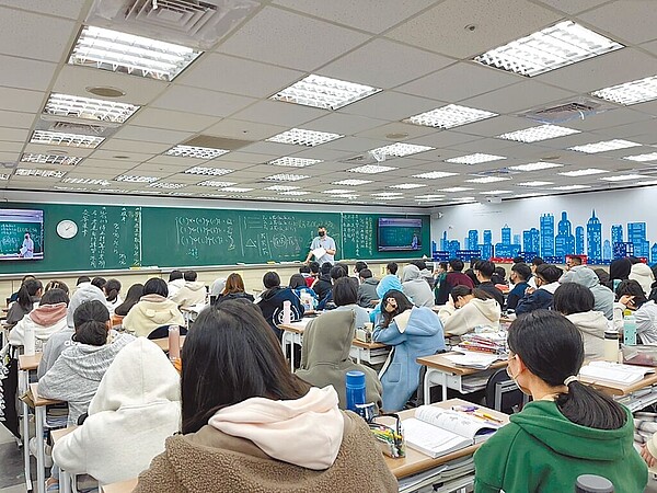 112學年大學學測將在1月13日至15日舉行，補習班老師正為考生進行最後衝刺總複習。 補教業者提供／林志成台北傳真